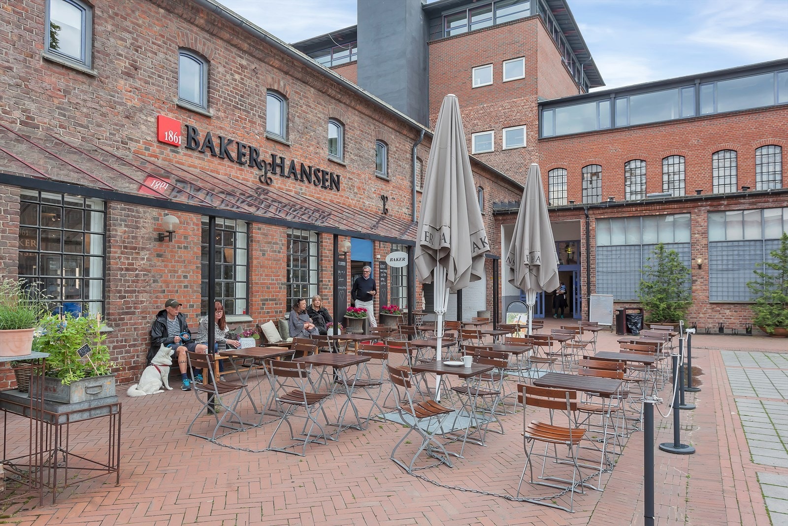 Fyrstikktorget med et bredt utvalg av servicetilbud. Galleribilde