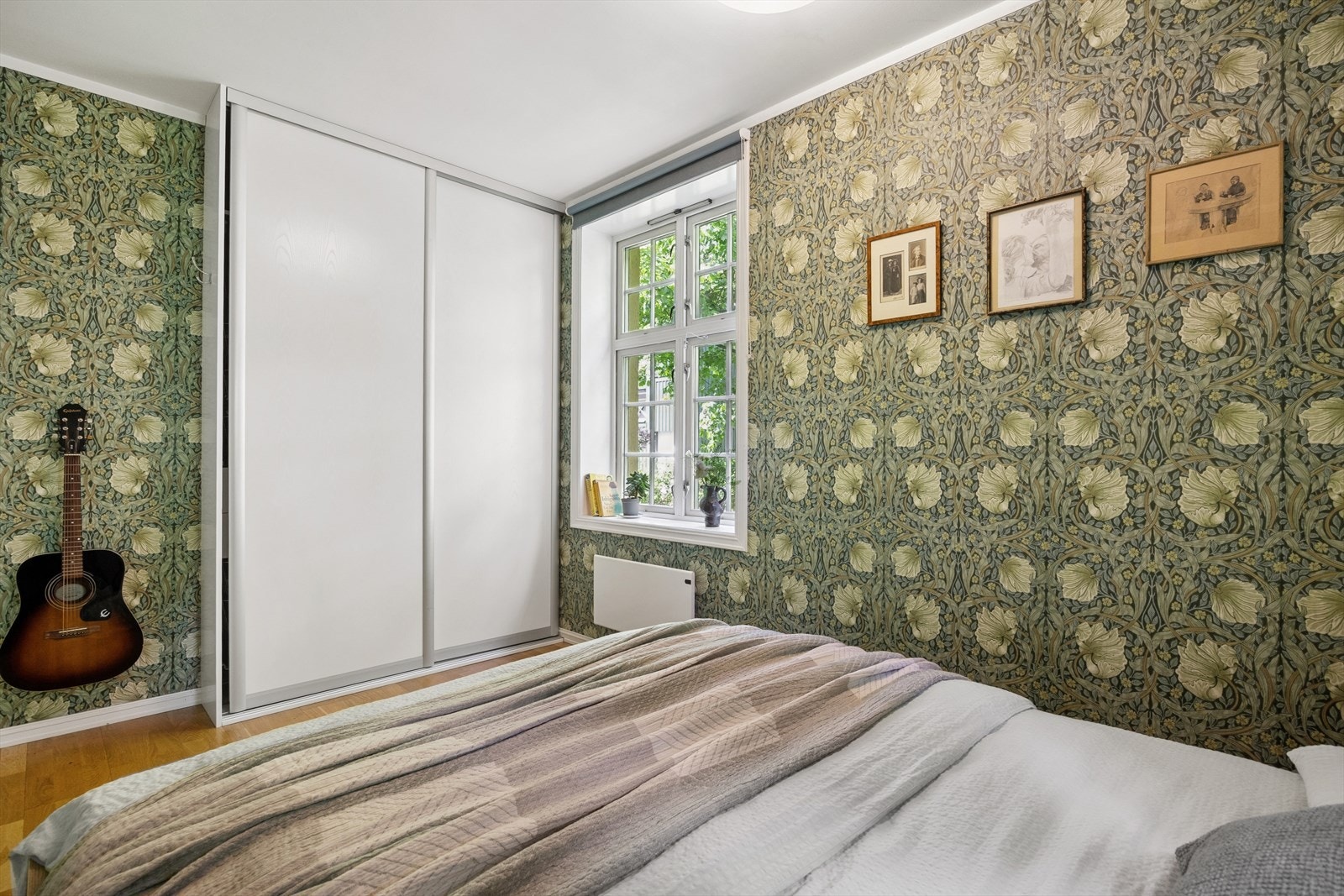 Det er god plass til bred seng, nattbord og garderobeskap. Galleribilde