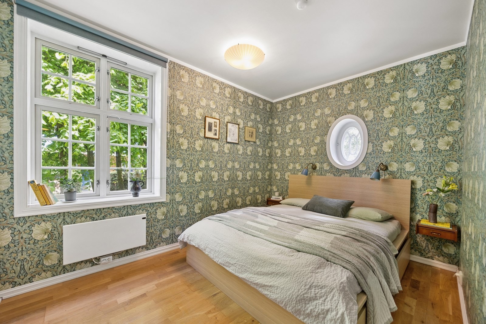 Boligen har to gode soverom og her ser du hovedsoverommet. Galleribilde