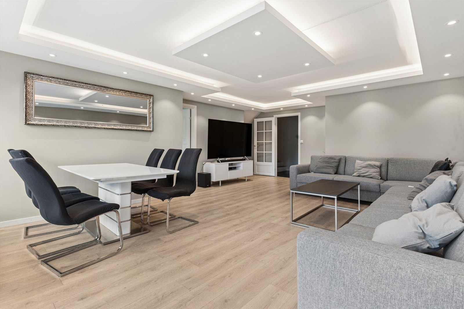 Stuen har god plass til både sofagruppe og spisebord, med gjennomgående laminatgulv. Galleribilde