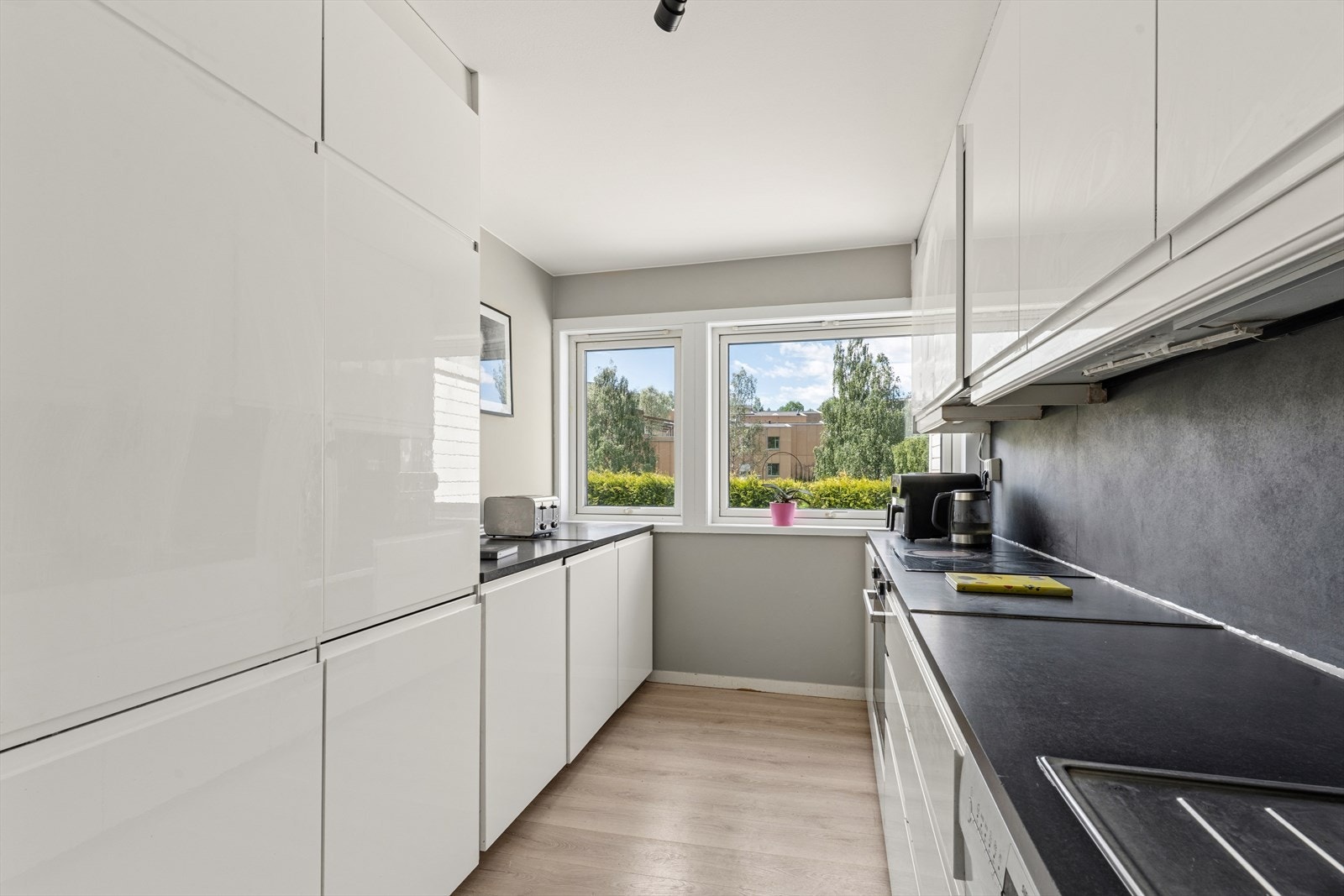 Kjøkkenet har godt med skapplass og en kjøkkenventilator med kullfilter. Galleribilde