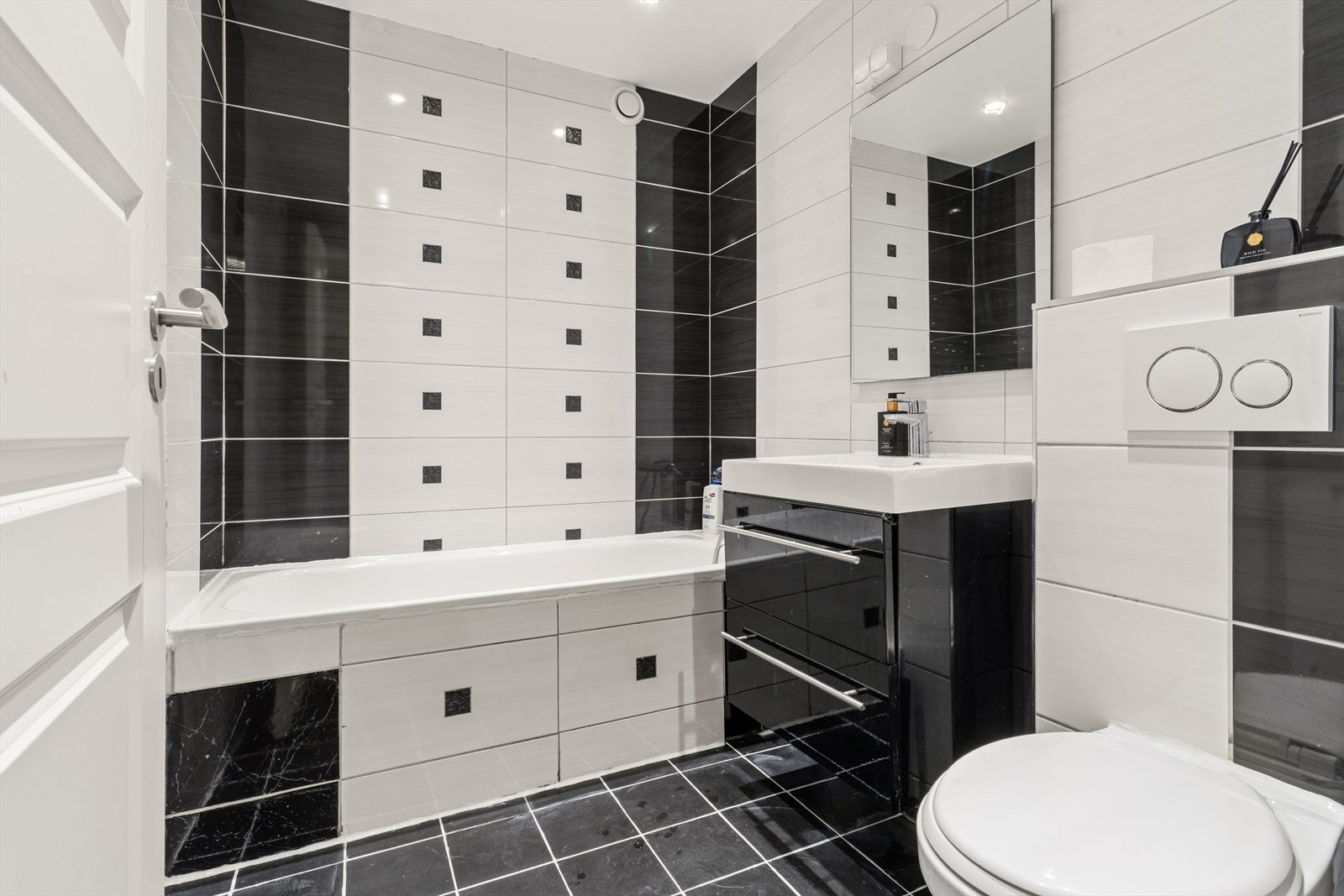 Badet i underetasjen ble pusset opp i 2015 og har badekar, veggmontert toalett og elektrisk gulvvarme. Galleribilde