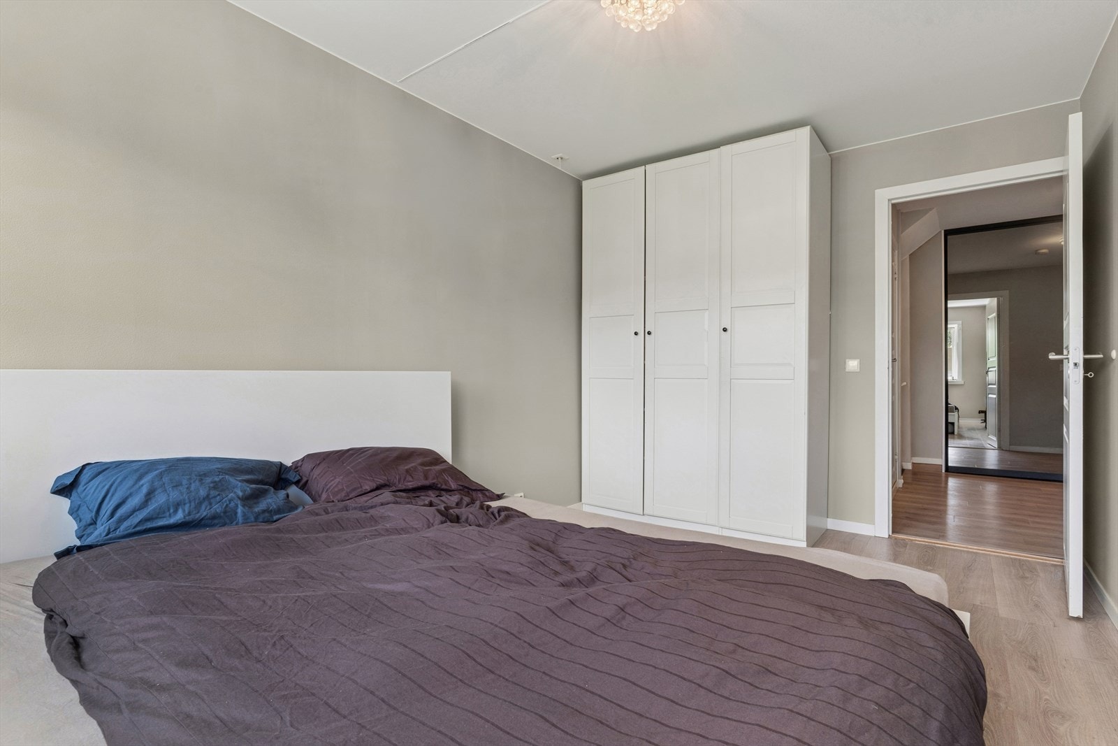 Hovedsoverommet har god plass til dobbeltseng og garderobeskap. Galleribilde