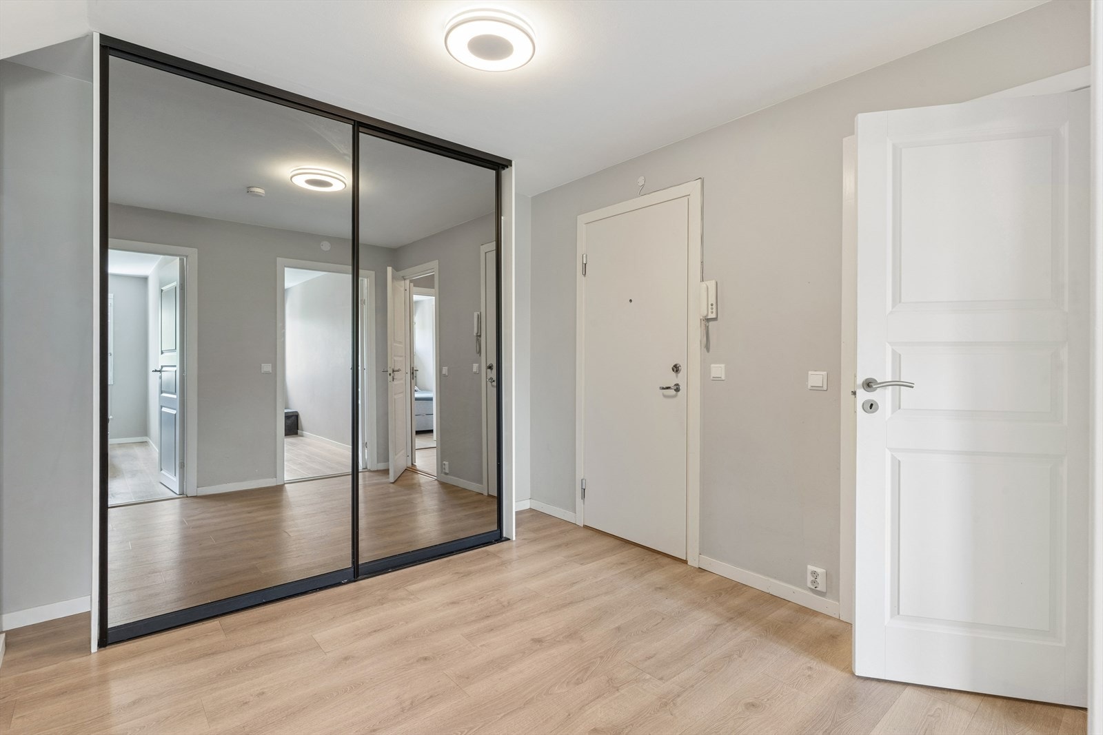 Entréen har en lyd- og brannklassifisert inngangsdør og en romslig skyvedørsgarderobe. Galleribilde