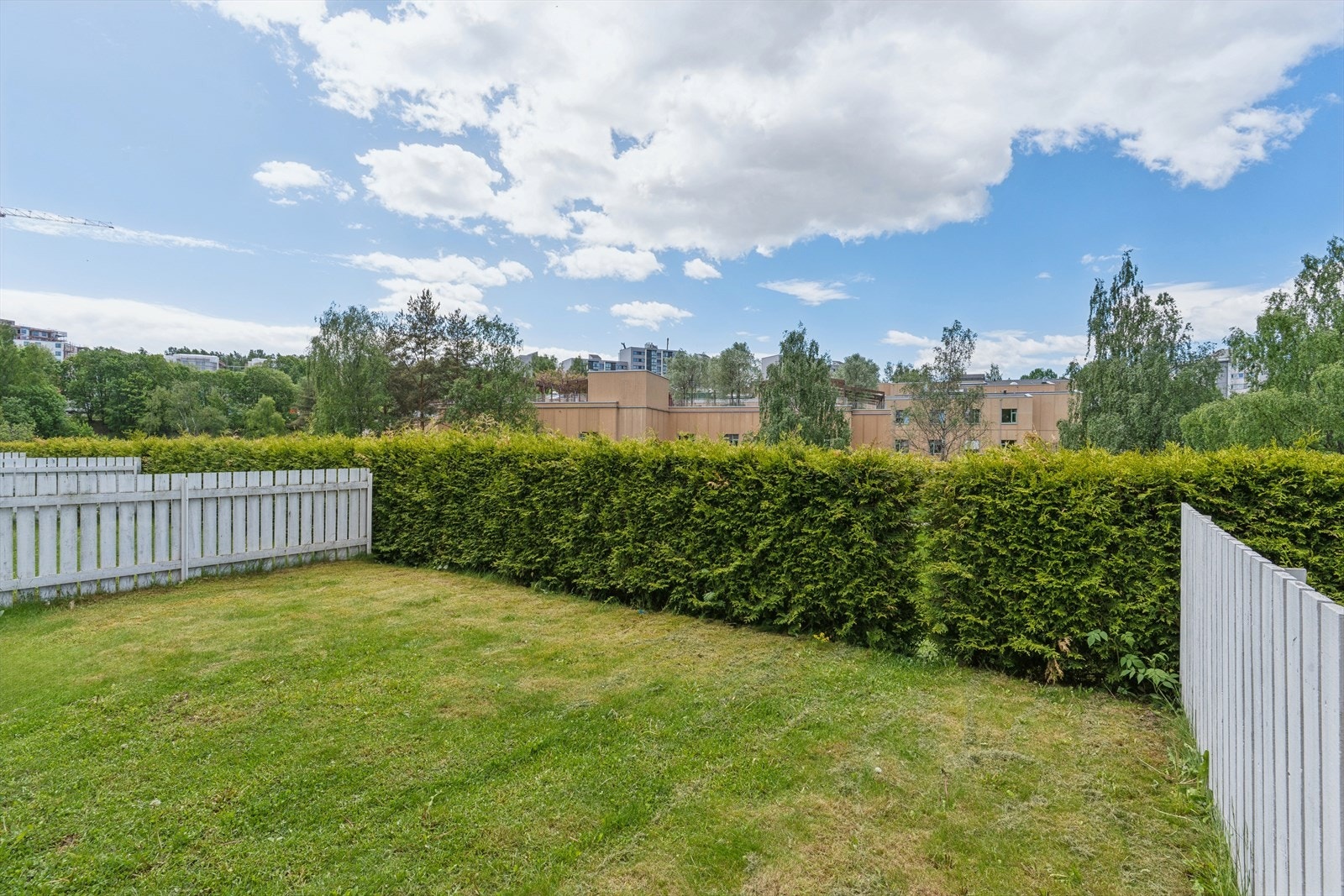 Fra eiendommen er det kort vei til både skoler og barnehager, som Granstangen skole og Bjørnheim barnehage. Galleribilde