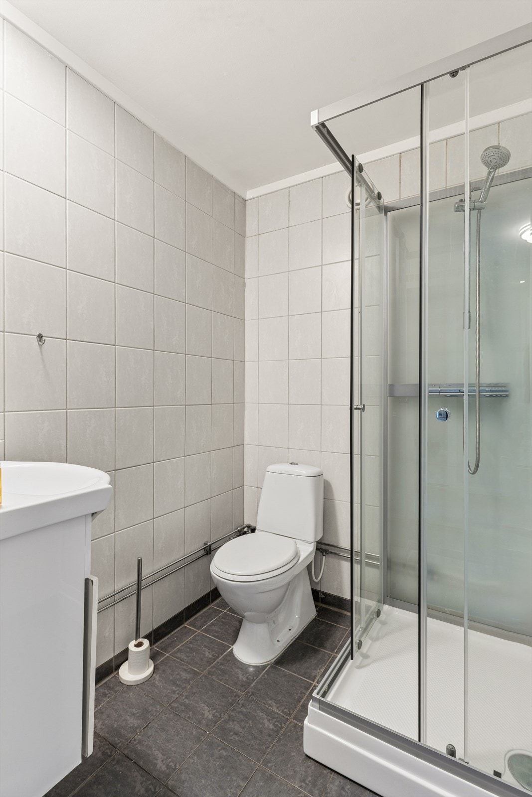 Badet i første etasje er fra 2009, med flislagt gulv med elektriske varmekabler og dusjkabinett. Galleribilde