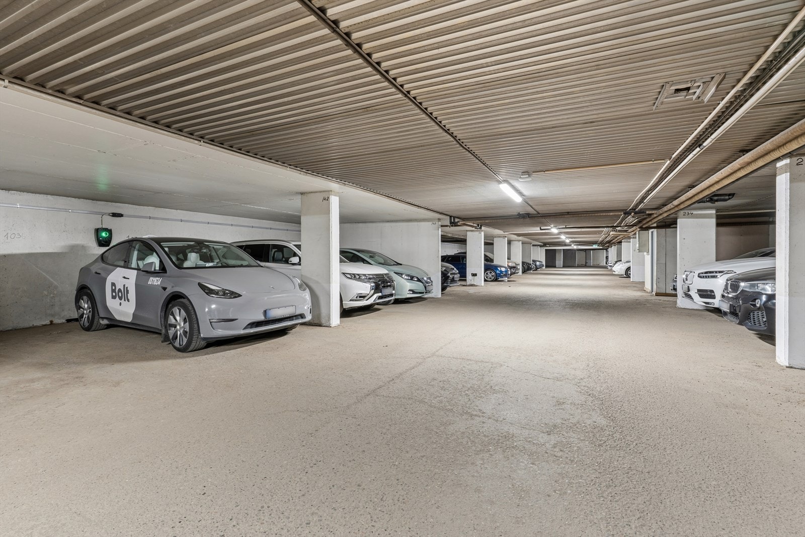Det medfølger garasjeplass i felles anlegg. Elbilladeren på bildet medfølger ikke handelen. Galleribilde