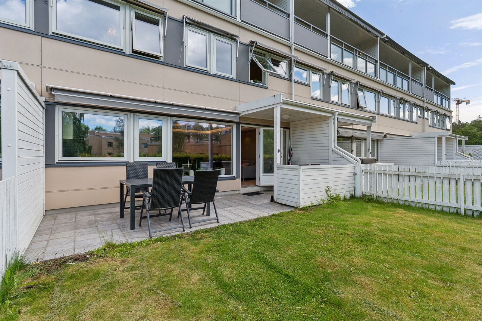 Leiligheten ligger i et etablert og barnevennlig område på Høybråten. Galleribilde