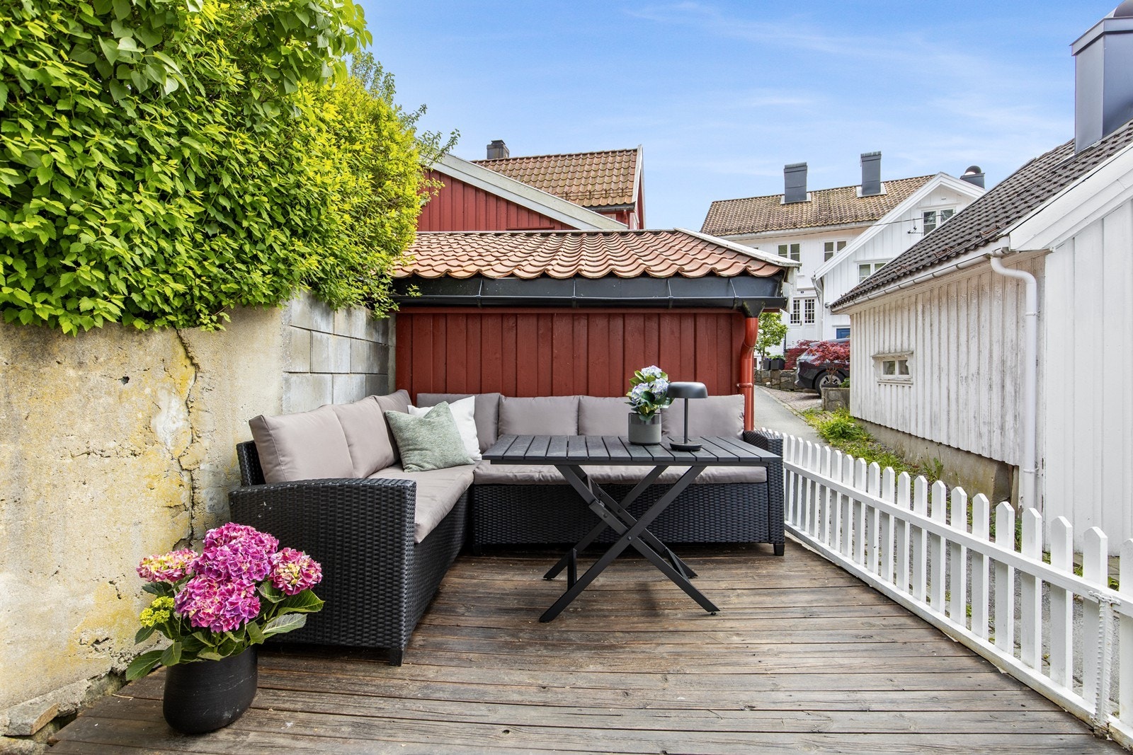 Koselig veranda med god plass til møblement. Galleribilde