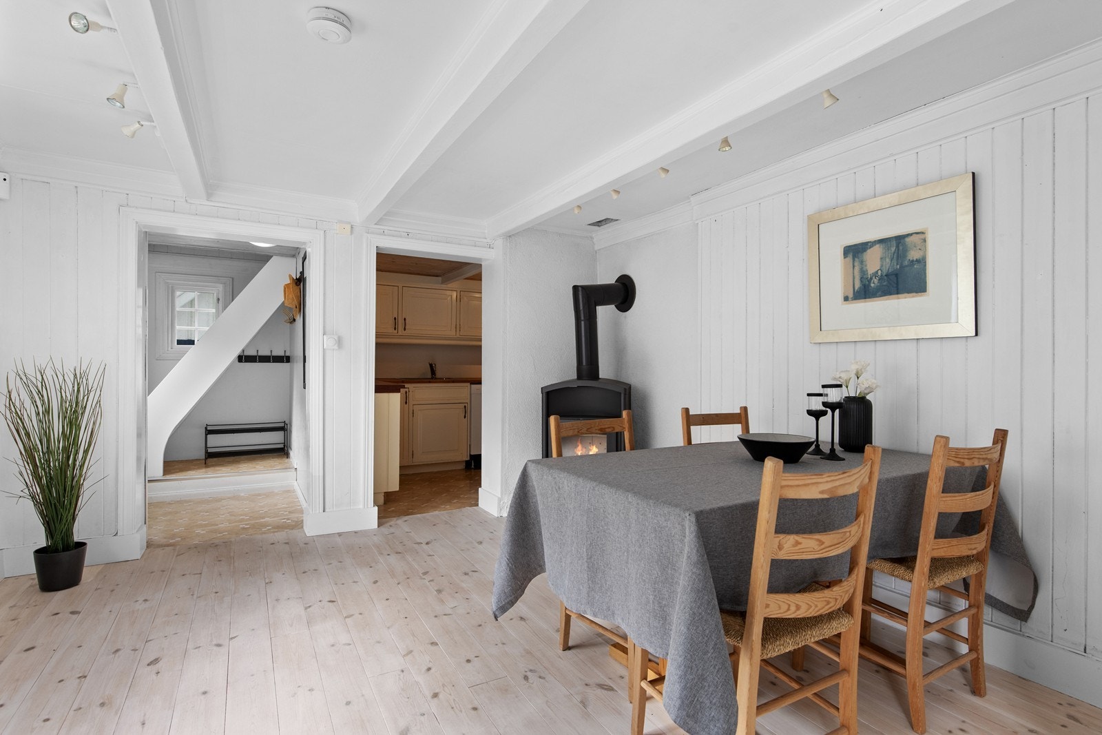 Fra spisestue er det direkte adkomst til kjøkken. Perfekt for sosiale sammenkomster. Galleribilde