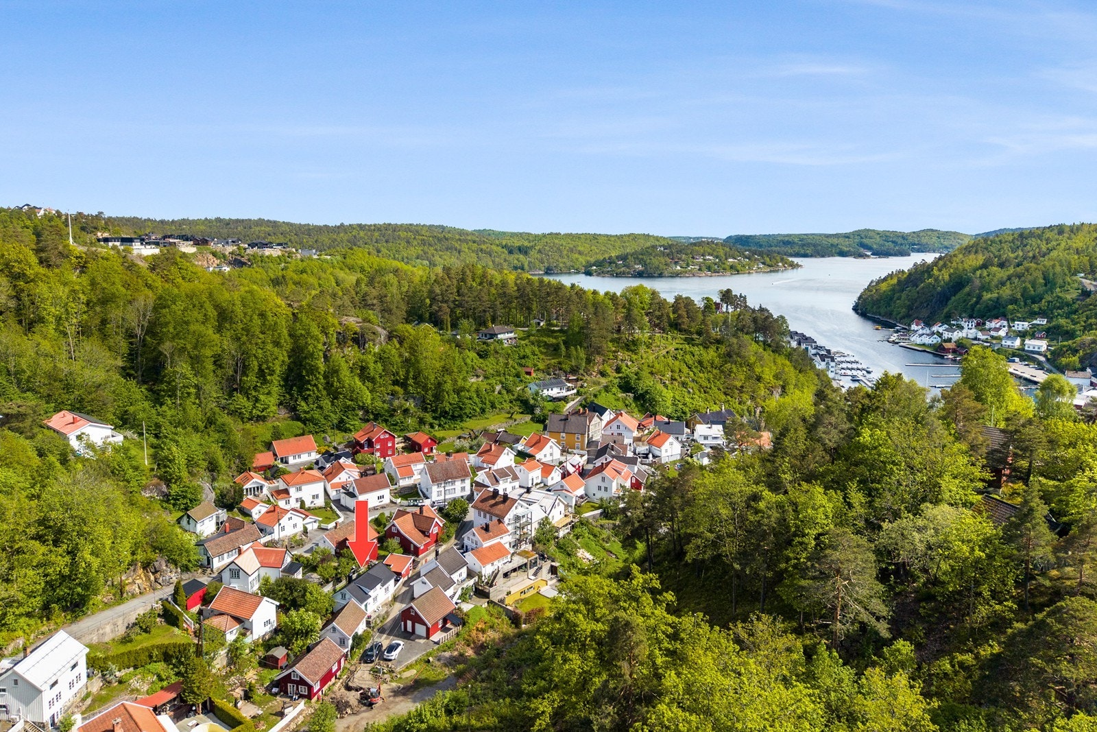 Øvre Lommavei er en stikkvei i Østerkleiv, og ligger sentralt til i Tvedestrand. Det er kun en kort gåtur ned til bryggen og alt den har å by på. Galleribilde