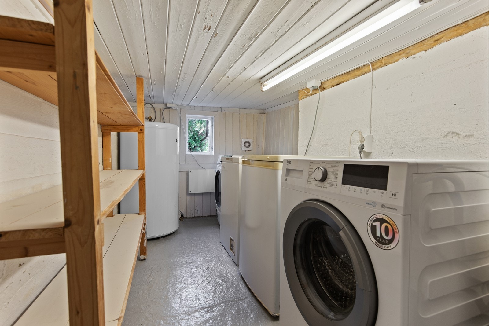 Smart utnyttet vaskerom / teknisk rom som i dag rommer vaskemaskin, fryser, varmtvannstank og i tillegg har plass til oppbevaring. Galleribilde