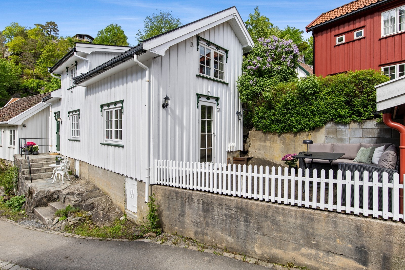 Boligen er en del av den historiske småhusbebyggelsen i Østerkleiv, og er som skapt for deg som liker historie, sørlandshus og late dager i sola. Galleribilde
