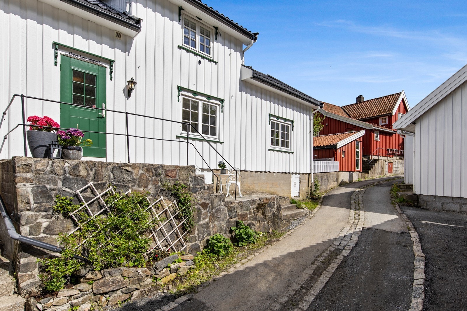 Med smale gater, småhus fra en annen tid og solskinn så finner man veldig fort roen på Øvre Lommavei. Galleribilde
