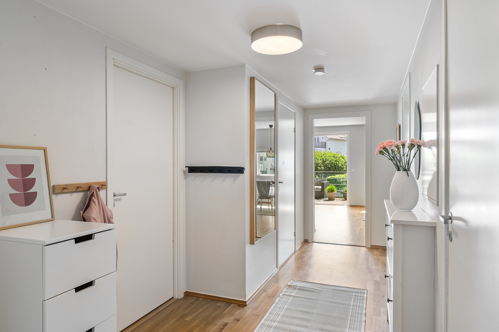 Romslig og innbydende entré Galleribilde