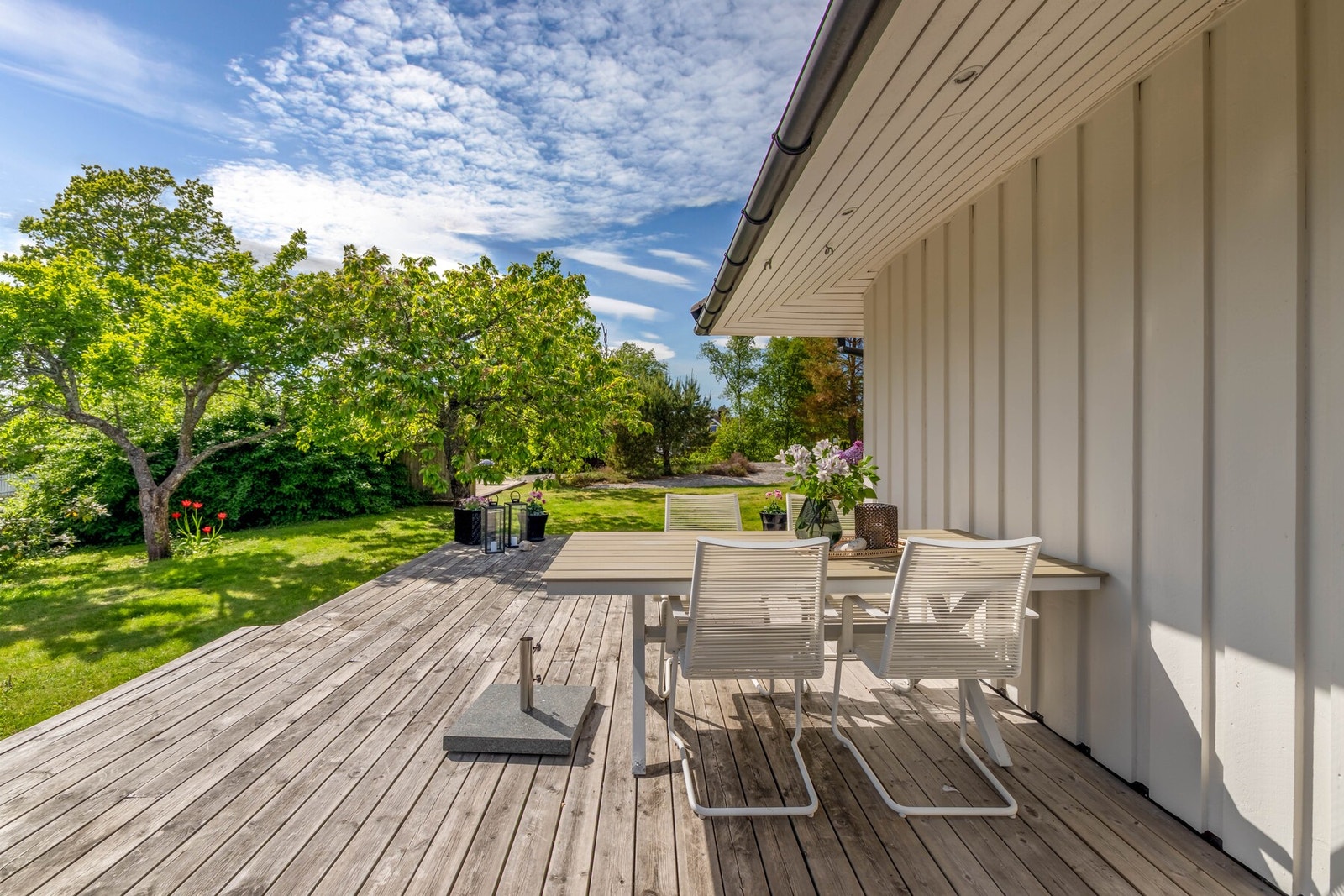 Fra stua er det utgang til terrasse og hage Galleribilde