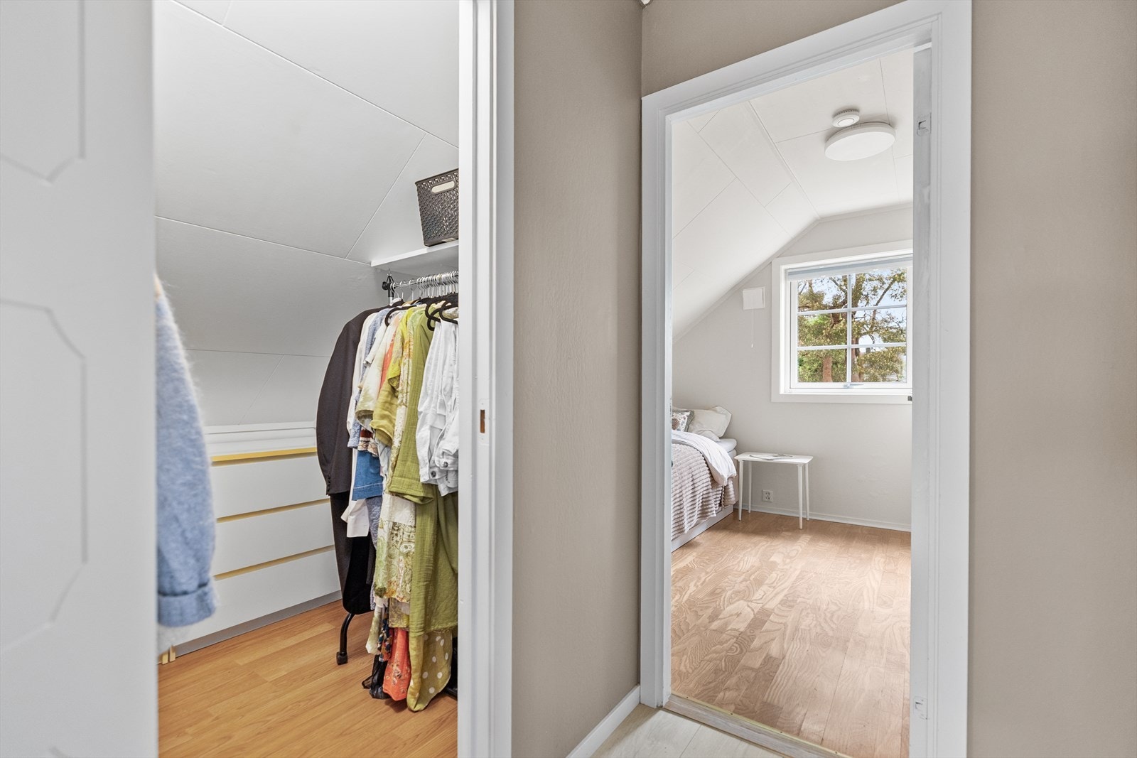 Praktisk walk-in closet for gode lagringsmuligheter. Galleribilde