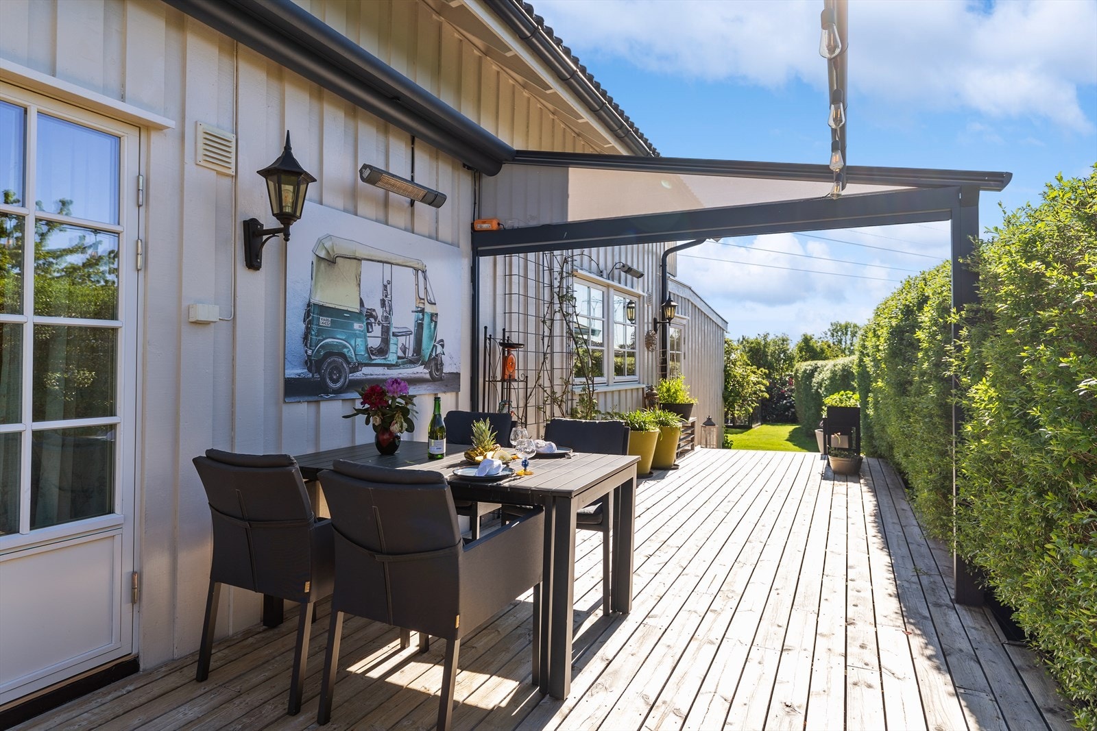 Her er det plass til en hyggelig sittegruppe, så du kan nyte solrike dager. Galleribilde