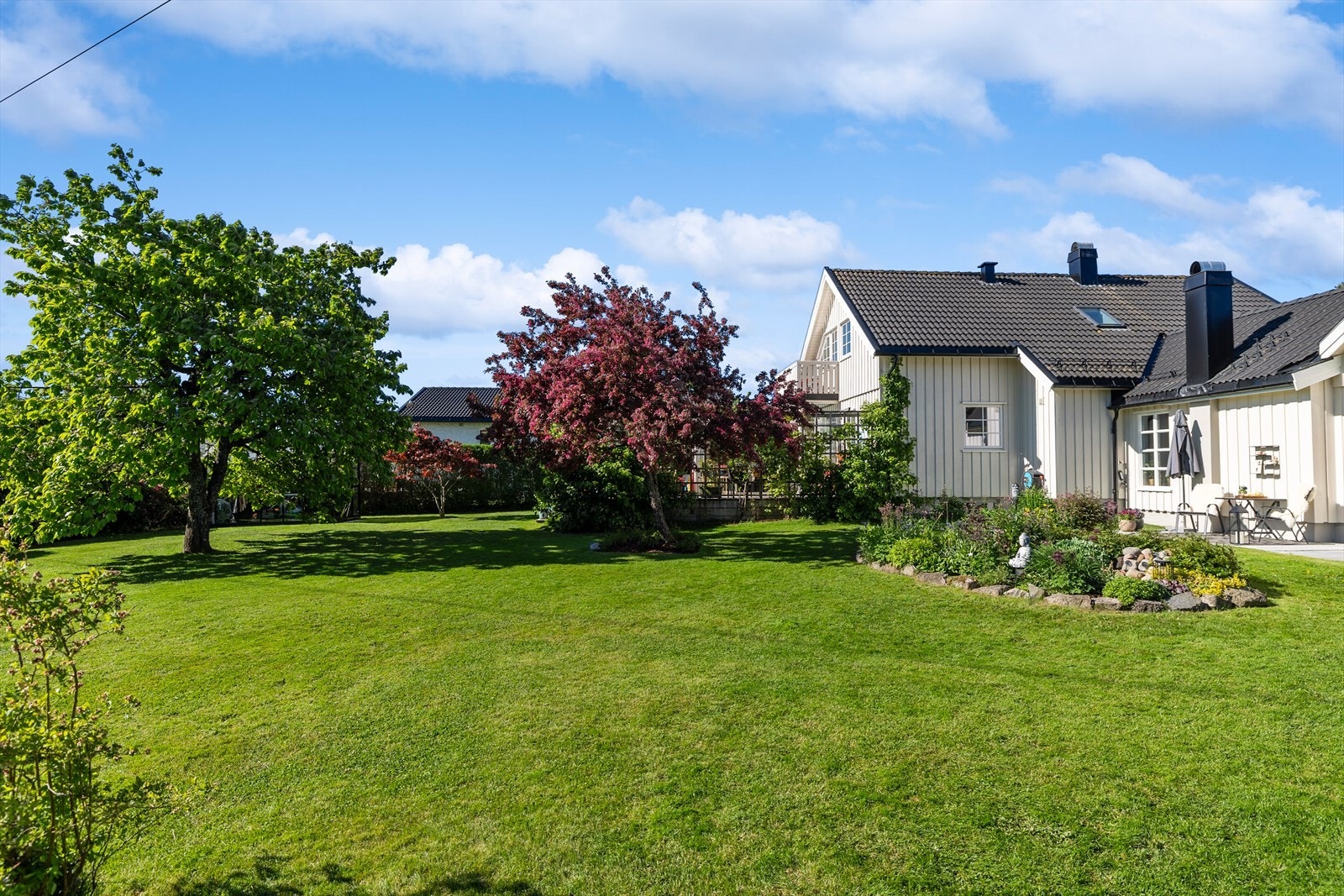 Dette er en hage som inviterer til lek, rekreasjon, dyrking og lange sommerdager med familie og venner. Galleribilde