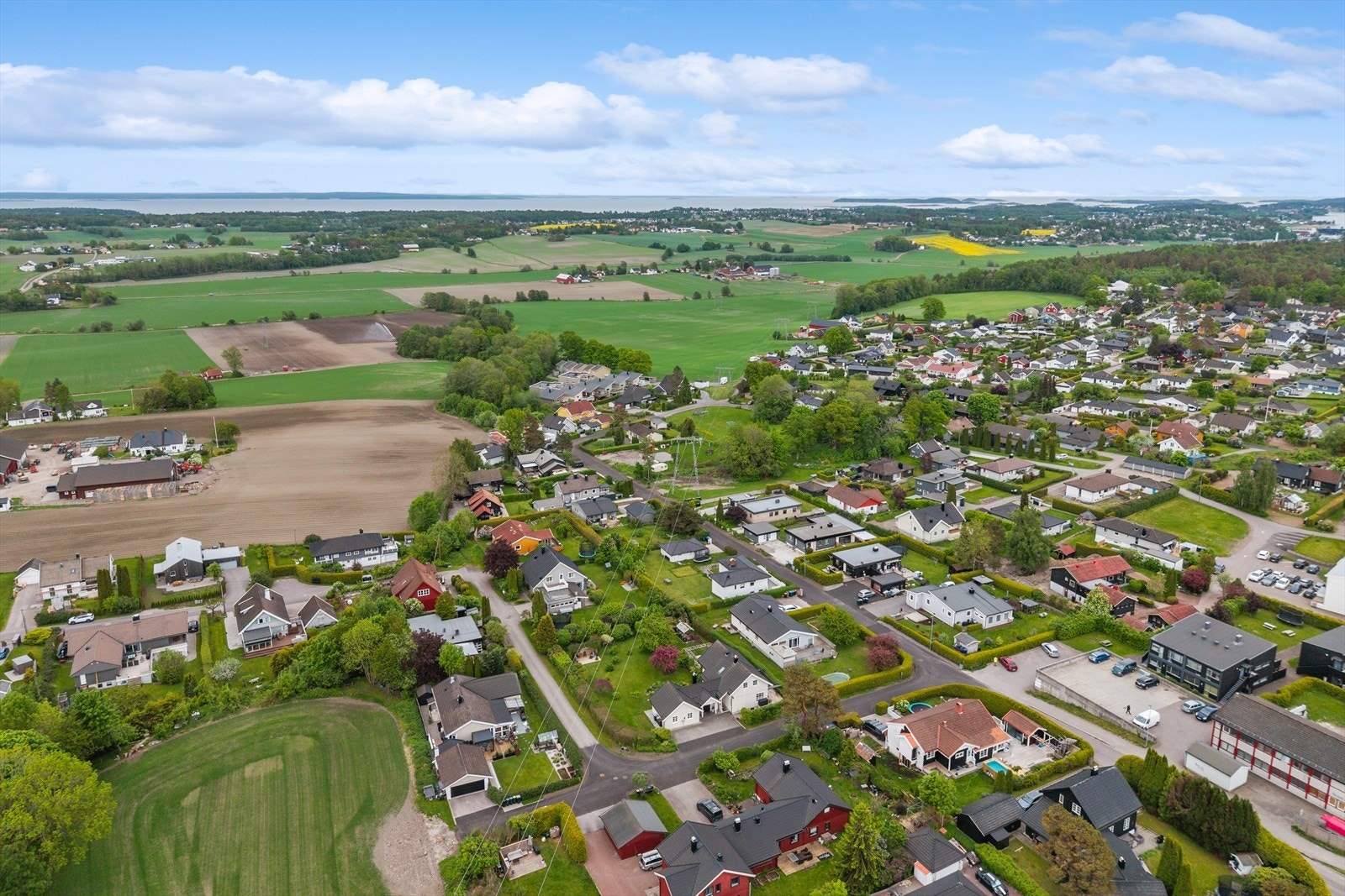 Området er kjent for sine rolige omgivelser, familievennlige preg og nærhet til både natur og byfasiliteter. Galleribilde