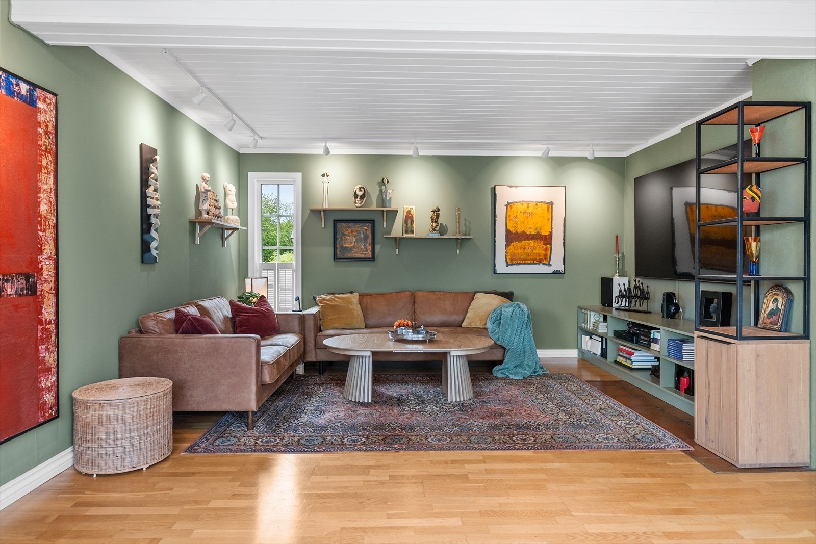Her møter du et fint rom med gode møbleringsmuligheter. Galleribilde