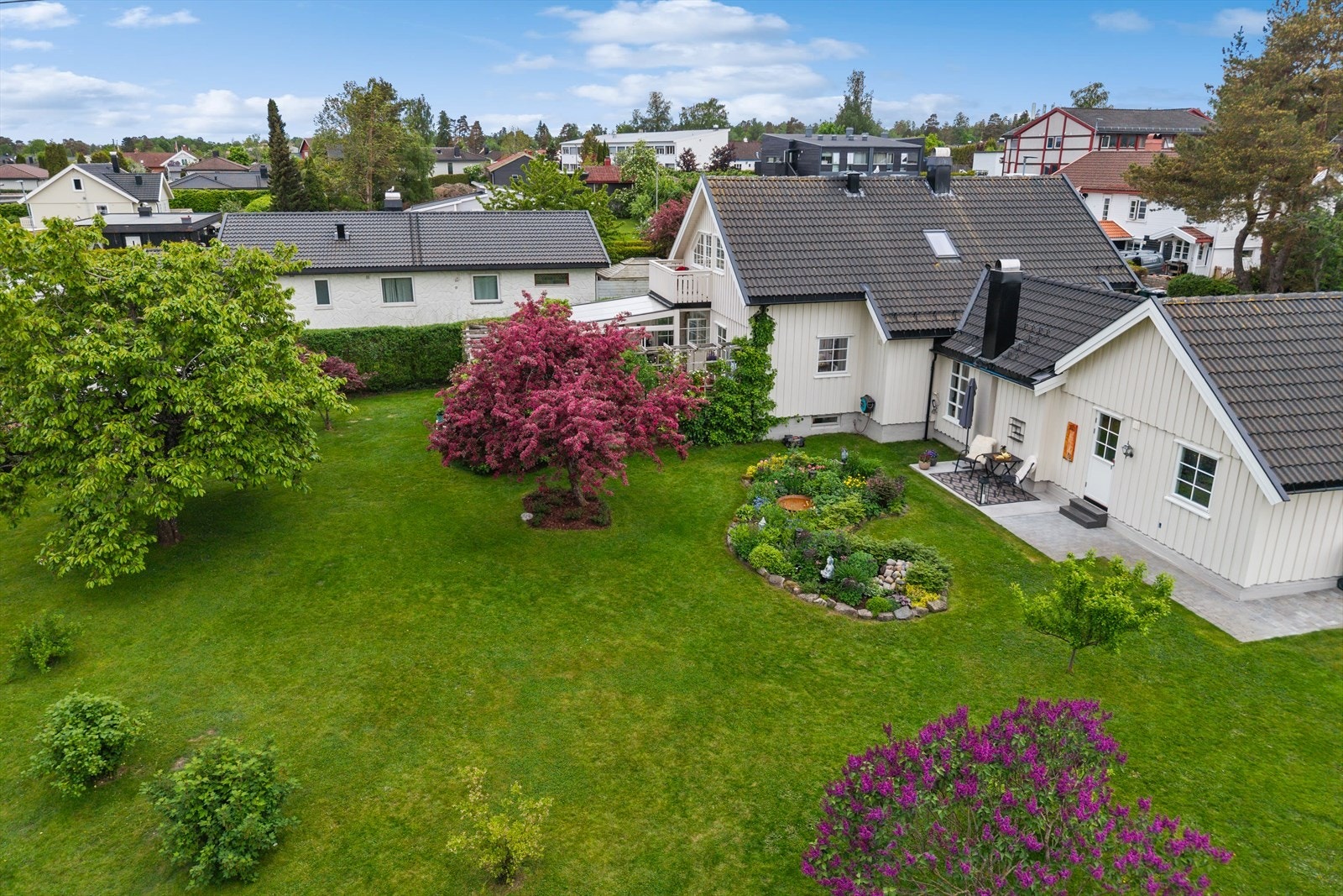 En innholdsrik og sjarmerende familiebolig med sjeldent gode kvaliteter, generøse arealer og en eventyrlig hage. Galleribilde