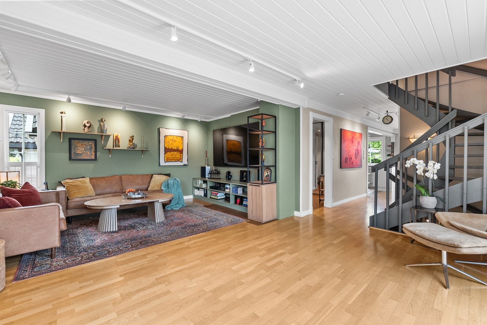 Stuen er lys og romslig i et tidsriktig fargevalg. Galleribilde