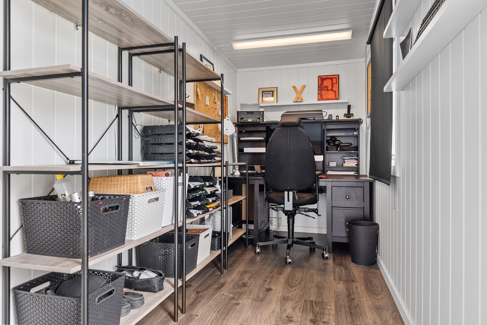 Sidebygget, som tidligere har vært garasje og nå er bygget sammen med boligen, gir svært gode muligheter for hobby, lagring og praktisk bruk. Galleribilde