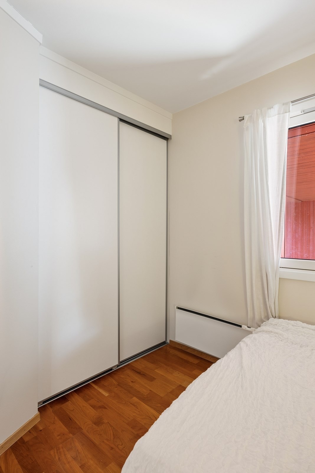 Begge soverommene er innredet med skyvedørsgarderobe og har plass til seng og kontorpult. Galleribilde