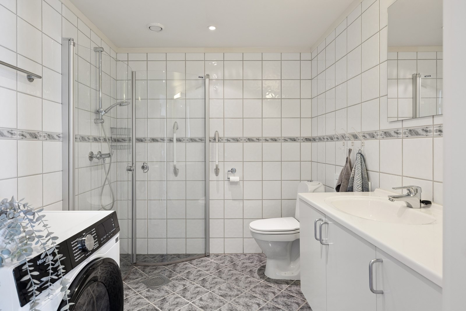 Badet har flislagte overflater med elektriske varmekabler i gulvet. Galleribilde