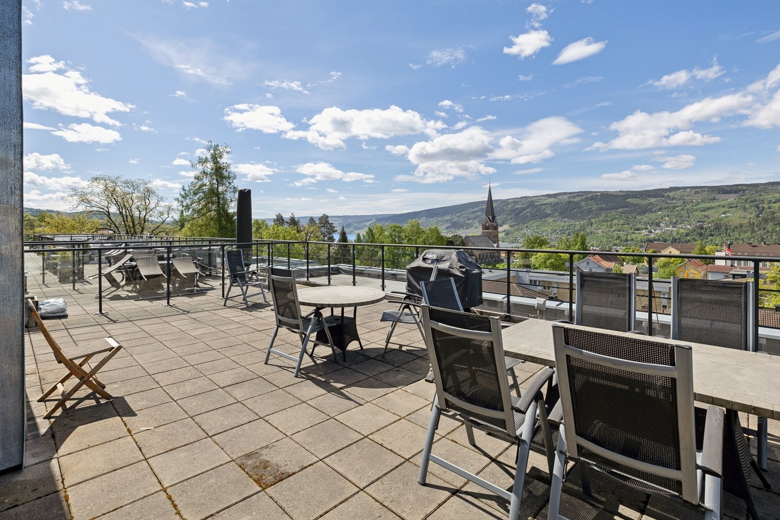 Felles takterrasse med flott utsikt mot Mjøsa. Galleribilde