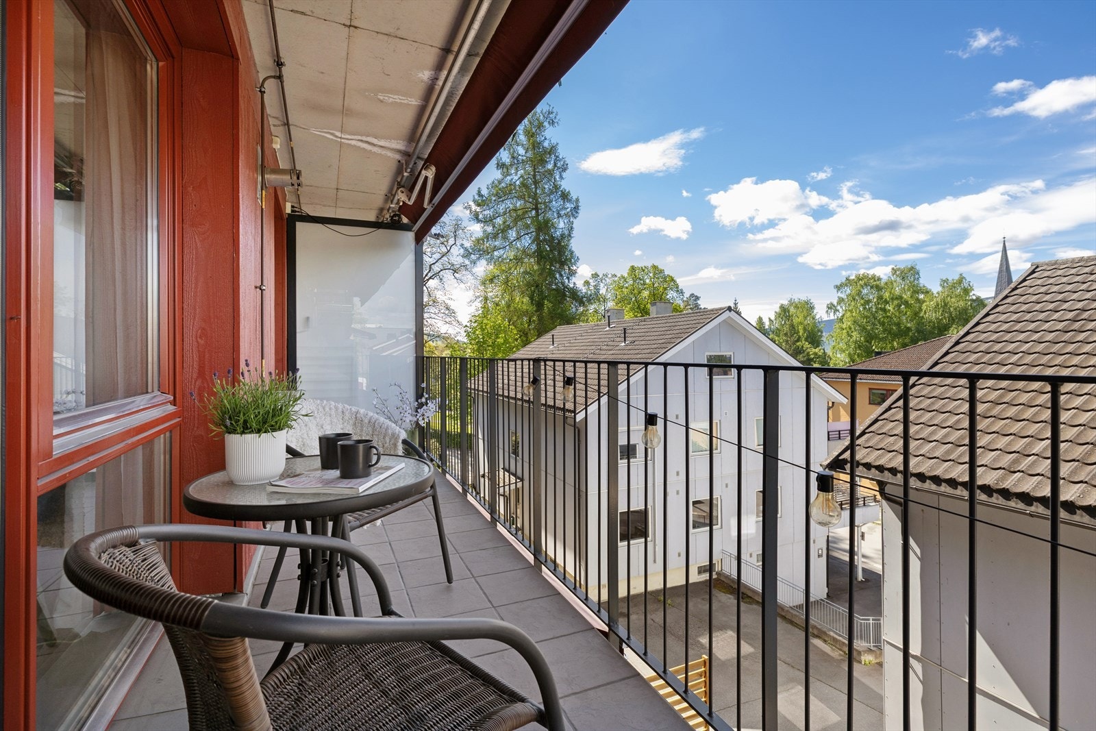 Vestvendt balkong på ca. 10 kvm. I tillegg har bygget en solrik, felles takterrasse som kan benyttes. Galleribilde