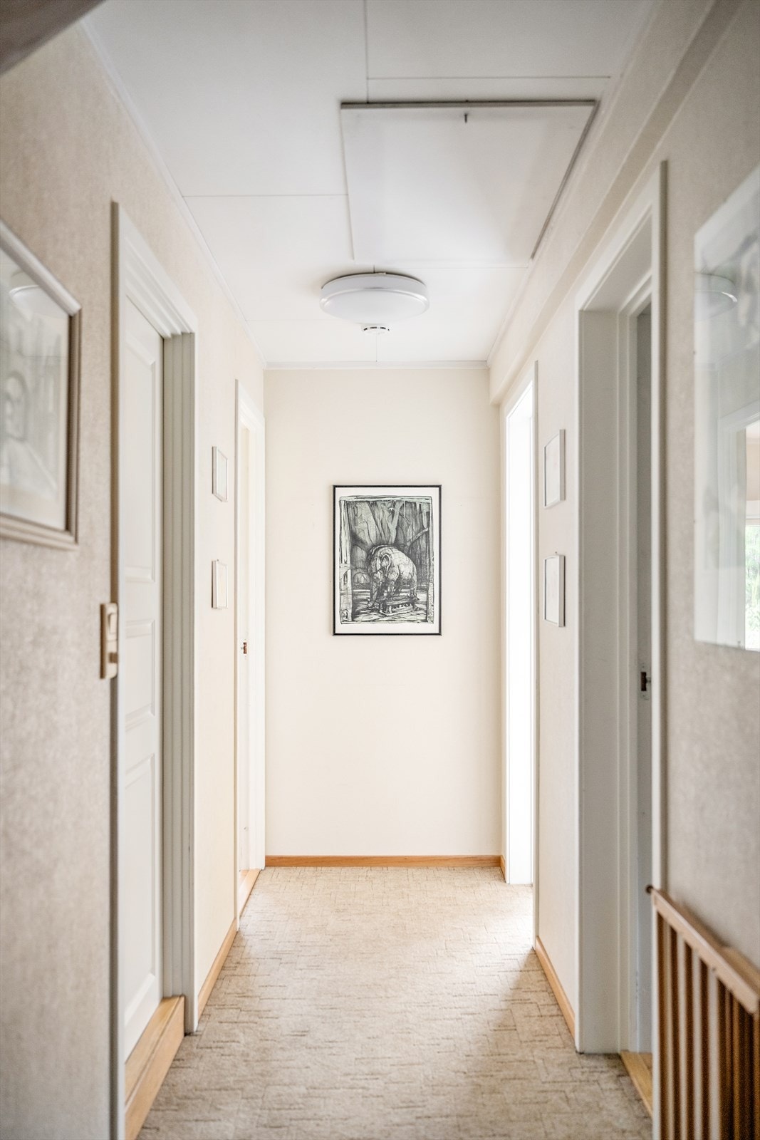 Gangen i andre etasje har vegg-til-vegg-teppe og leder til etasjens tre soverom og bad. Galleribilde