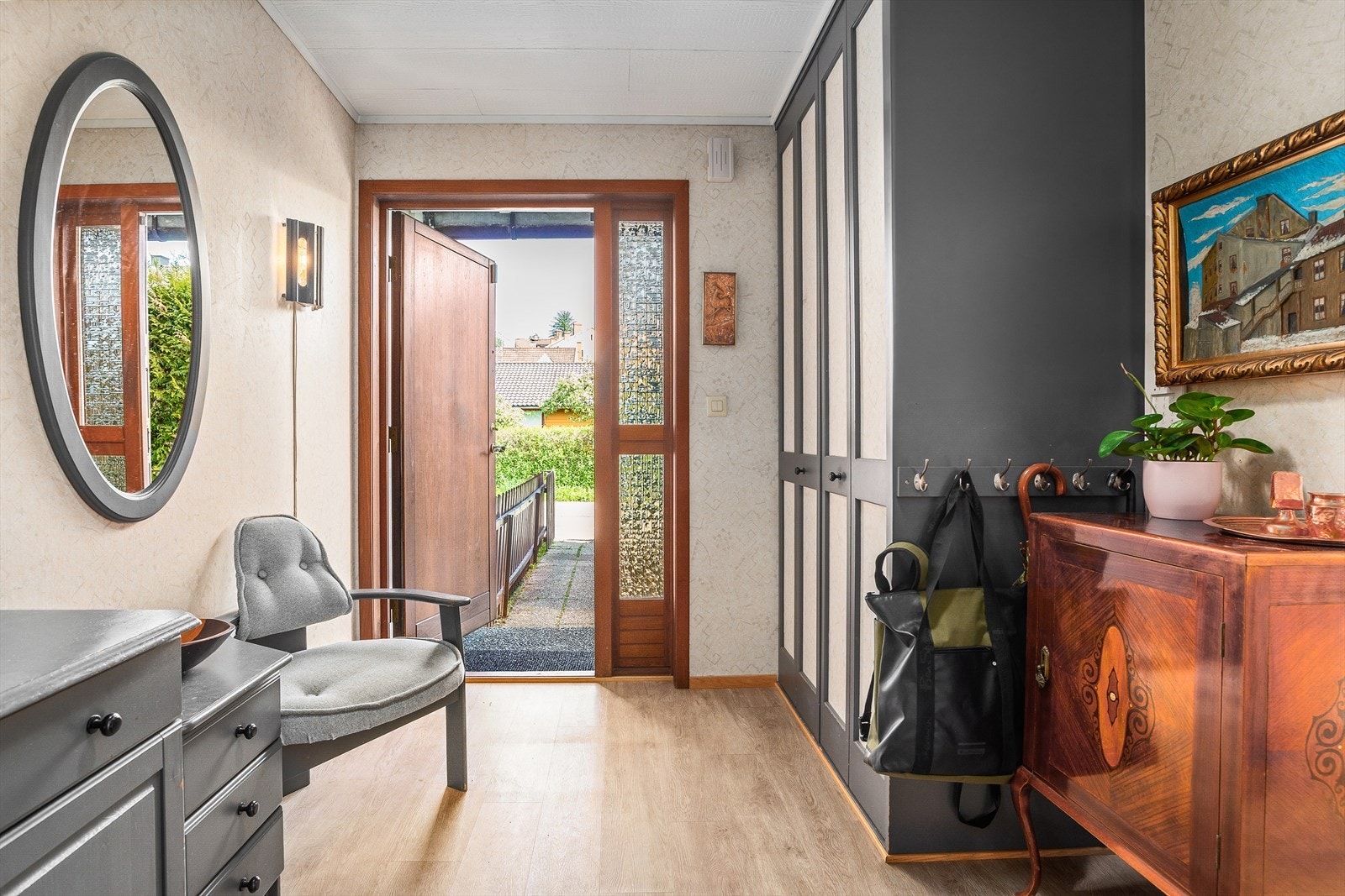 Inngangspartiet ønsker deg velkommen med en solid tredør med glassfelt som slipper inn naturlig lys. Galleribilde