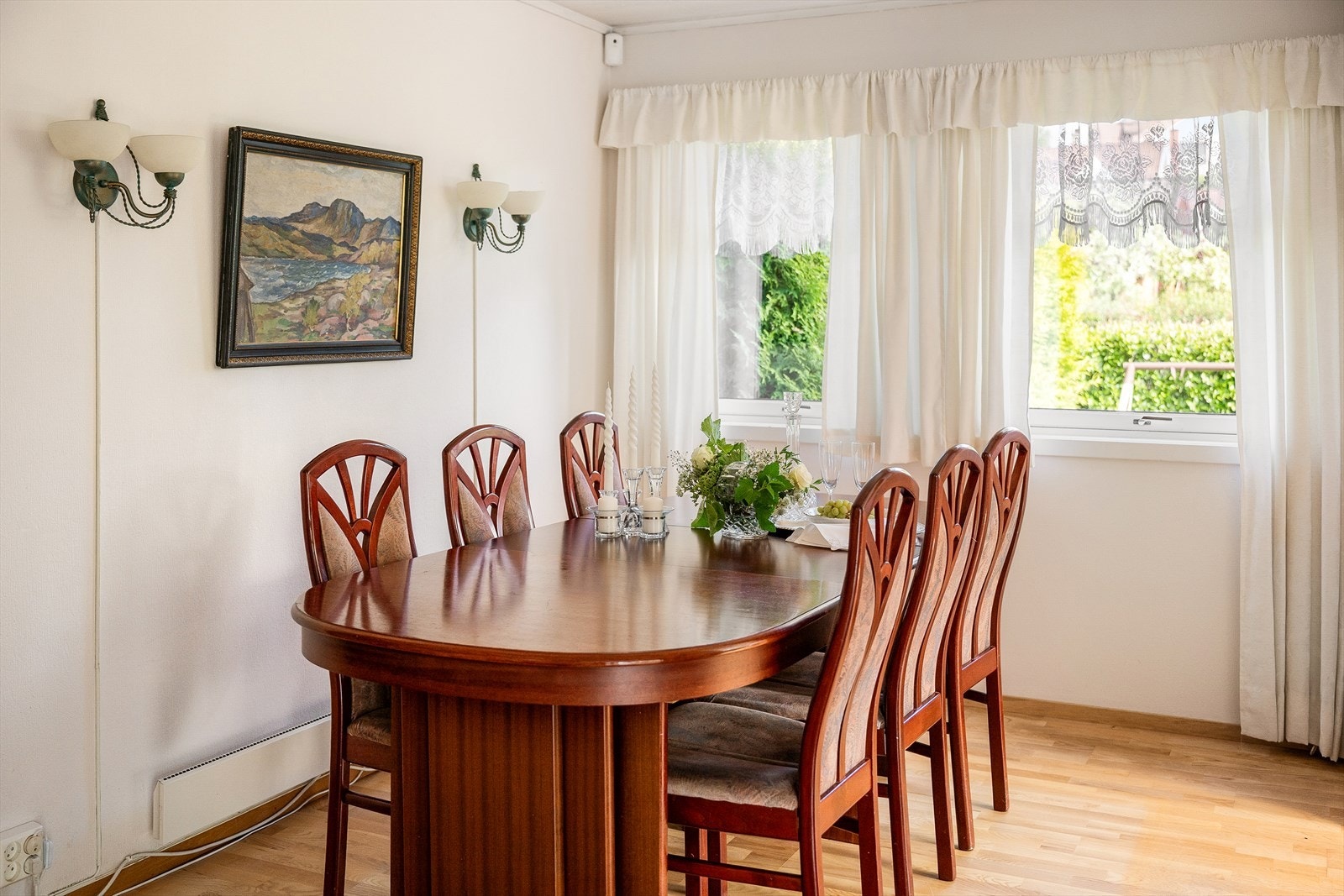 Rommet har gode soner for innredning med f.eks. en separat spisegruppe. Galleribilde