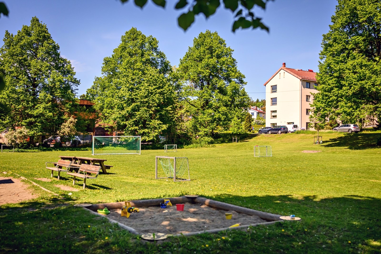 Her kan barna spille fotball og leke fra morgen til kveld. Galleribilde