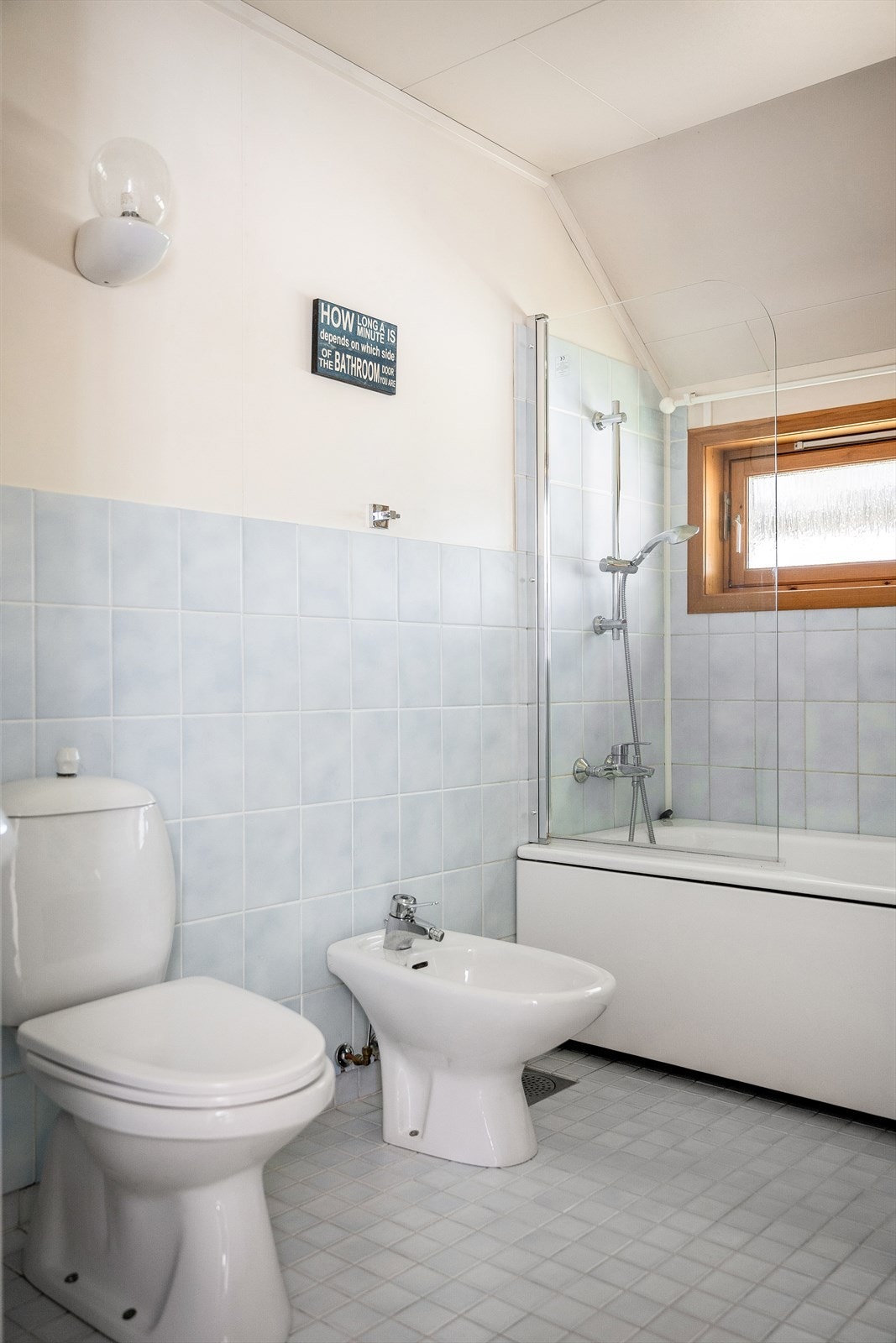 Innredningen består av servant med skap, badekar med dusjløsning, gulvstående toalett og bidet. Galleribilde
