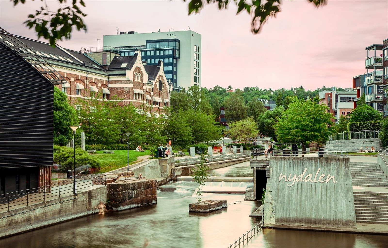 Nydalen, med sine urbane kvaliteter og badeplass langs Akerselva, ligger kun en kort spasertur unna. Galleribilde