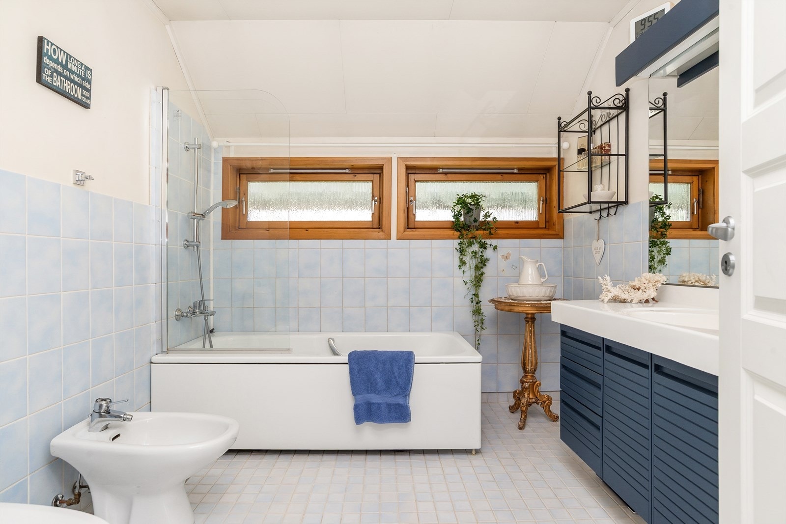 Badet er fra byggeår og har flislagte overflater på gulv og vegger i dusjsonen i brystningshøyde. Galleribilde