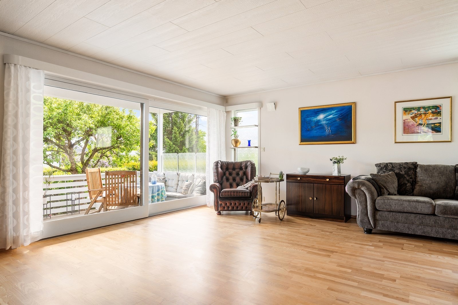 Fra stuen er det utgang til en terrasse på 11 m² oppført i trekonstruksjon. Galleribilde
