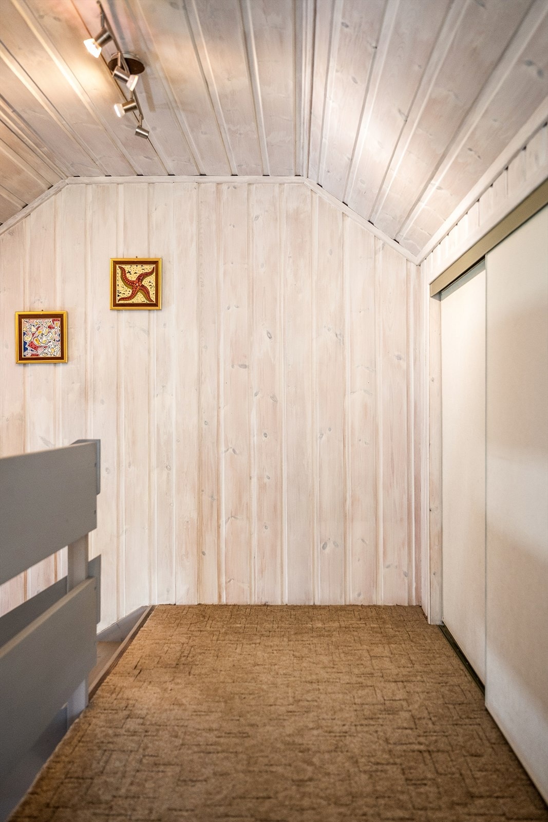 Fra gangen i andre etasje er det adkomst til et råloft med gangbart gulv, ideelt for lagring. Galleribilde