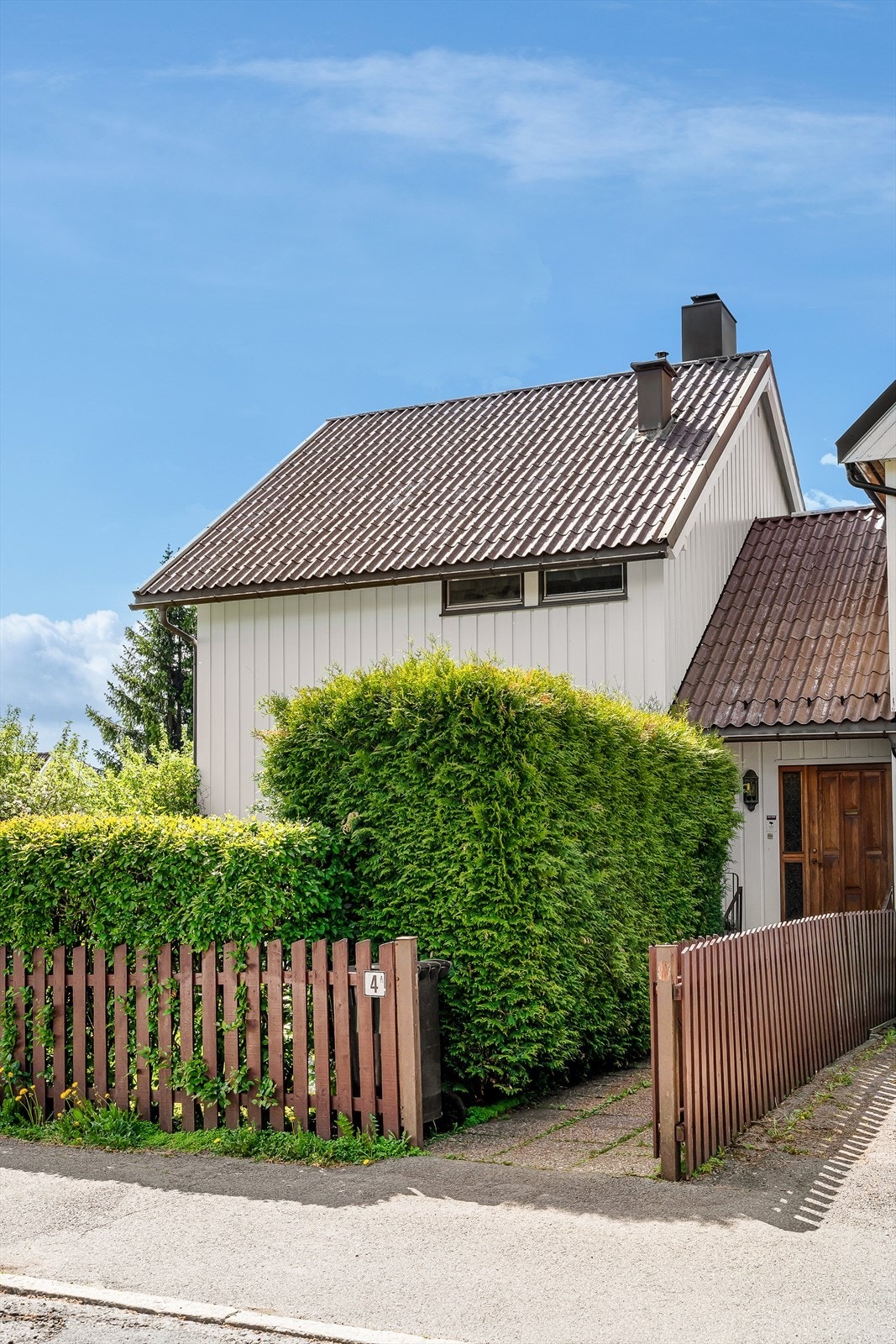 Eiendommen har en gruset biloppstillingsplass og et hyggelig inngangsparti med steinheller. Galleribilde