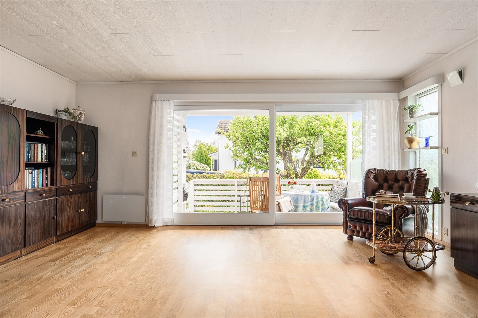 De store glassflatene i skyvedøren slipper rikelig med lys inn i det store allmennrommet. Galleribilde