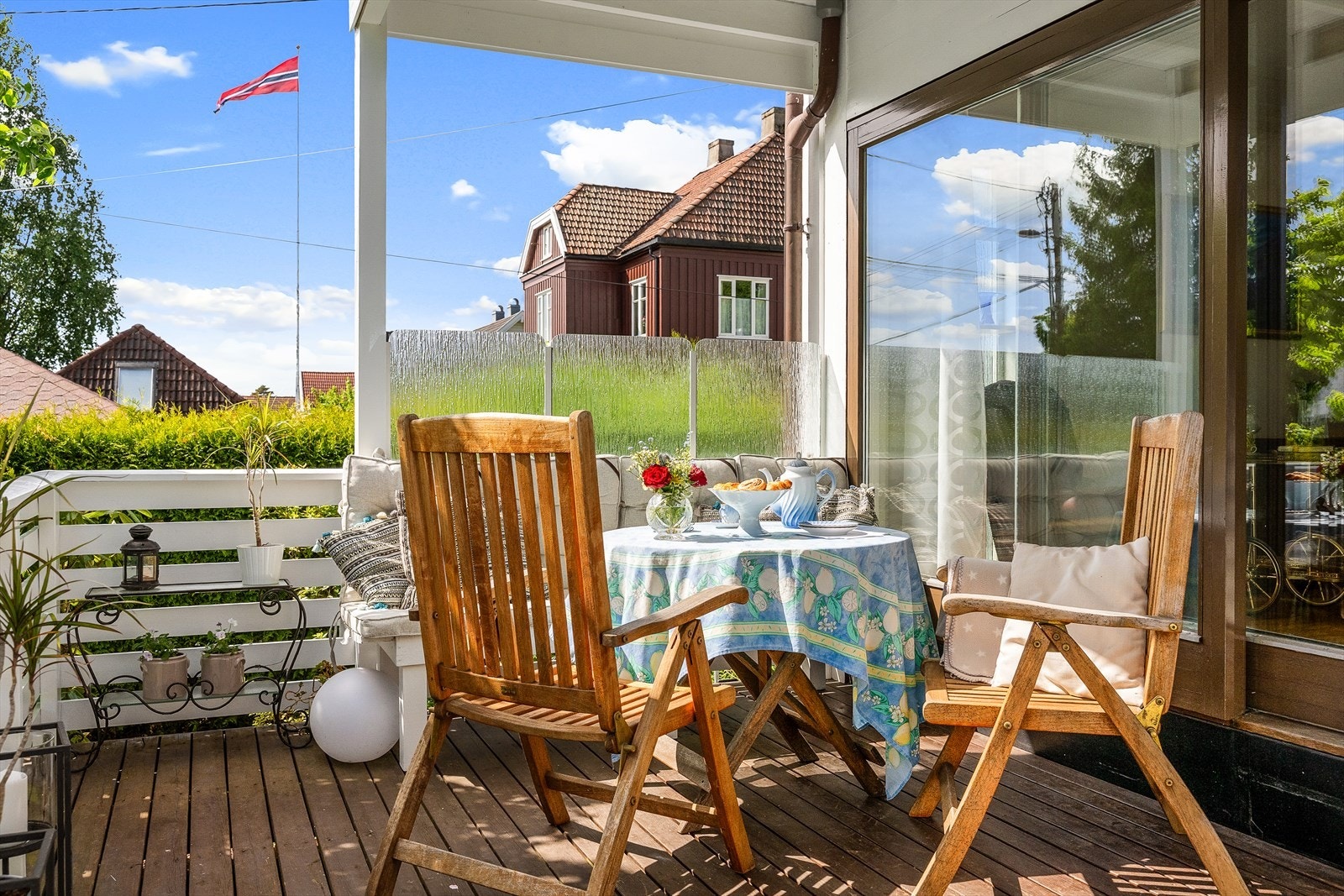 Terrassen er takoverbygd og fungerer som en naturlig forlengelse av stuen i sommerhalvåret. Galleribilde