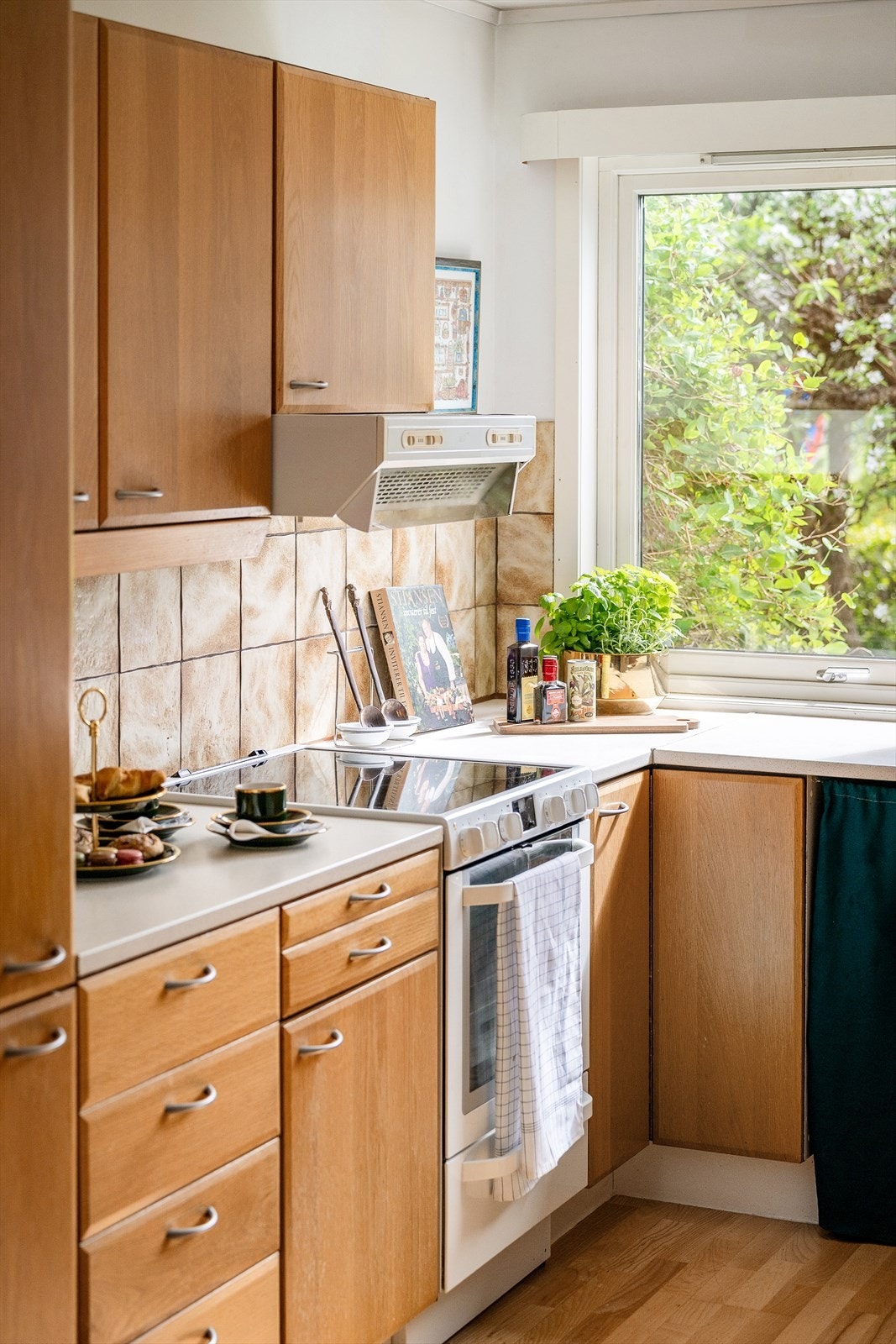 Kjøkkenet er utstyrt med ventilator med avtrekk gjennom yttervegg og har opplegg for oppvaskmaskin. Galleribilde