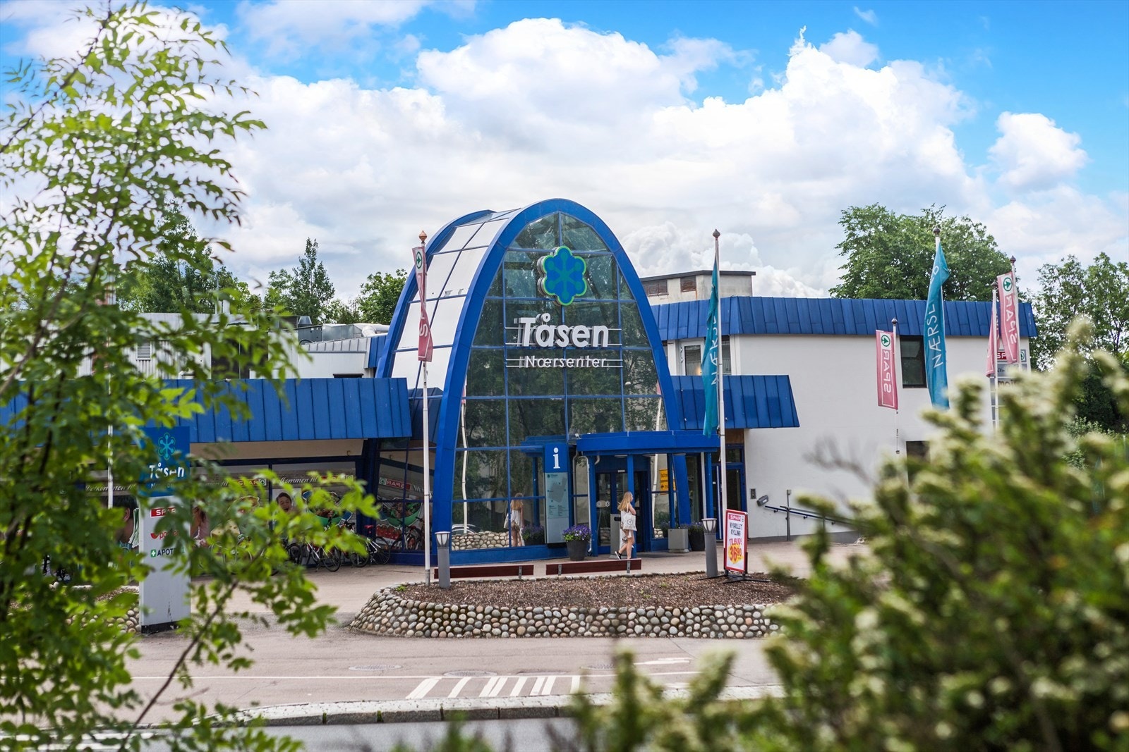 Tåsen Senter ligger en liten spasertur unna og tilbyr alt man trenger for en praktisk hverdag. Galleribilde