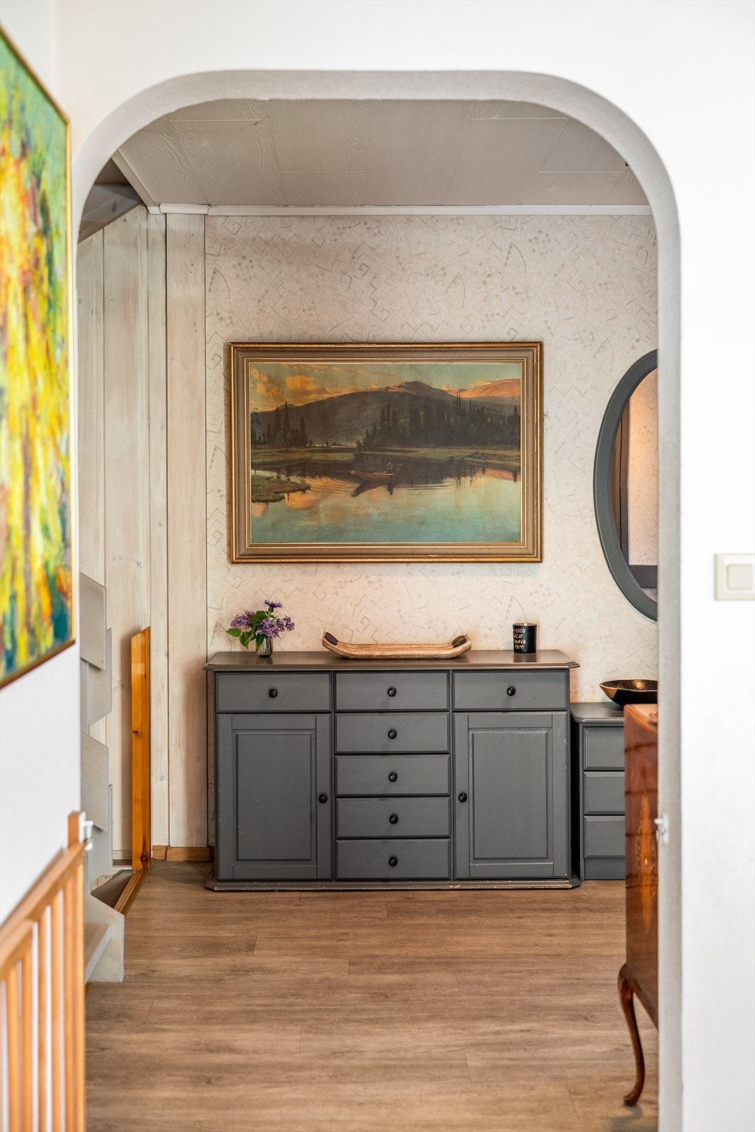 Gjennomtenkte detaljer som bueganger skaper en klassisk atmosfære i boligen. Galleribilde