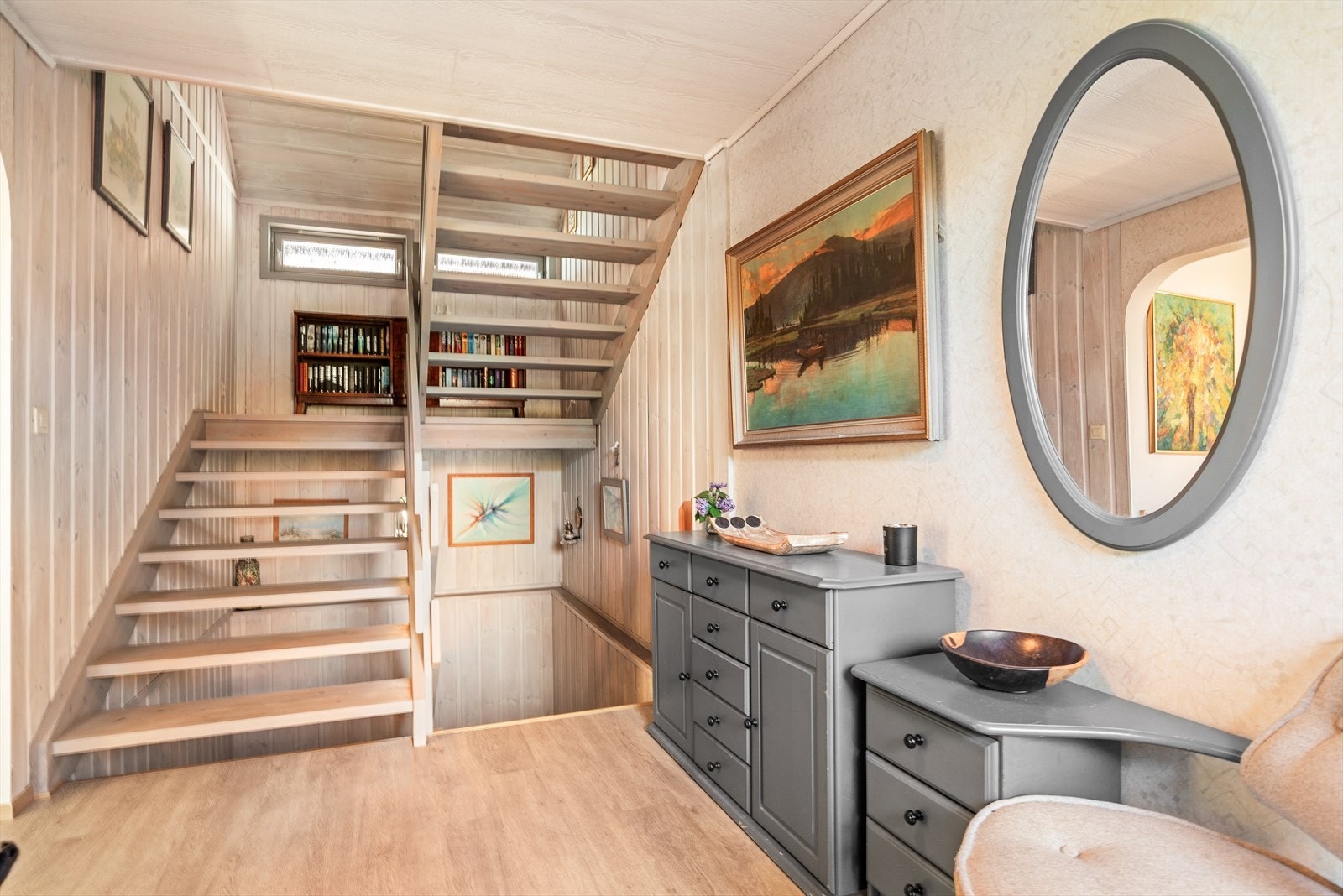 Fra entréen har man naturlig oversikt over boligens planløsning, med trapp videre opp til hovedetasjen og ned til kjelleren. Galleribilde