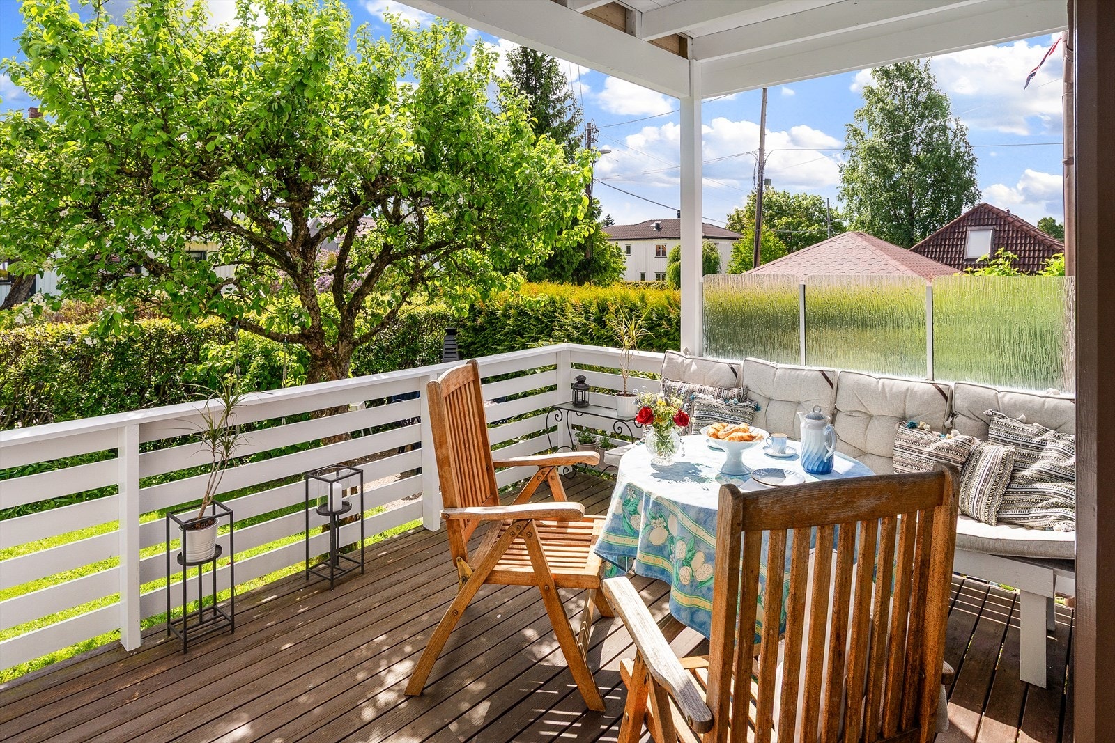 Her er det rikelig med plass til loungegrupper, spisebord og grill for de som ønsker det. Galleribilde