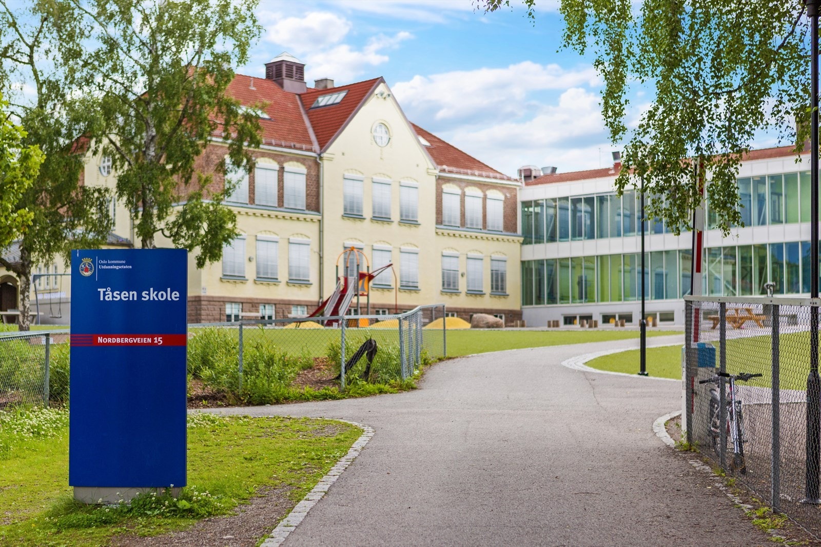 Tåsen skole ligger kun 700 meter unna, med trygg og enkel adkomst fra eiendommen. Galleribilde